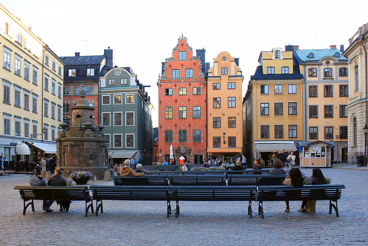 Stockholm evlerinin renkli cepheleriyle Stortorget Meydanı