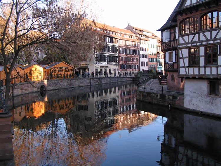 Kerstmarkt op Place Benjamin-Zix in La Petite France