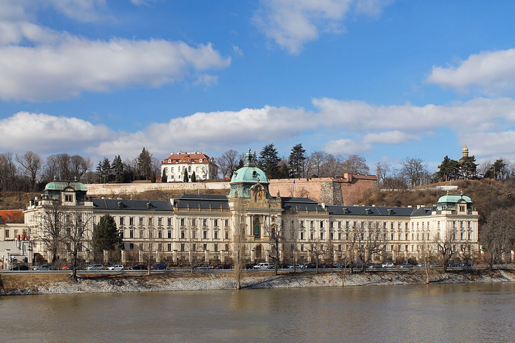 Strakova-Akademie am Moldauufer