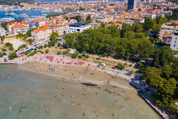 Bačvice-stranden i Split sett ovenfra, parasoller og badende
