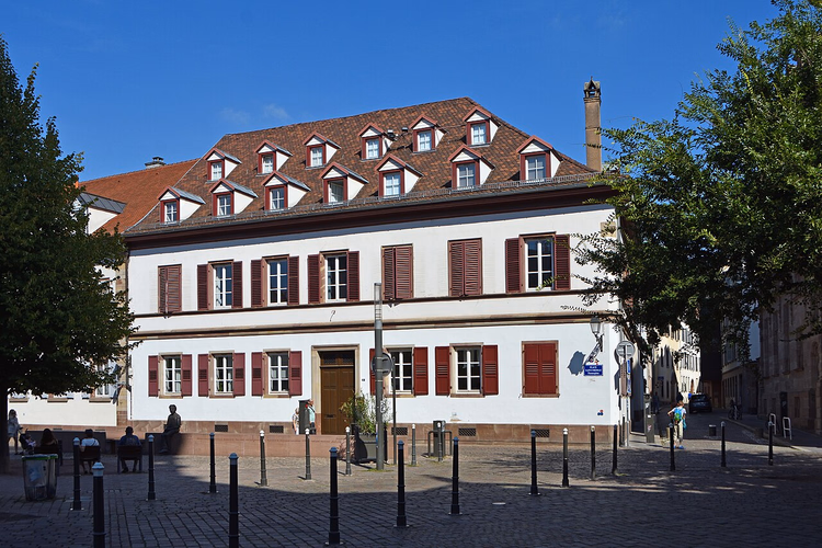 Huis met rode luiken aan Place Saint-Thomas