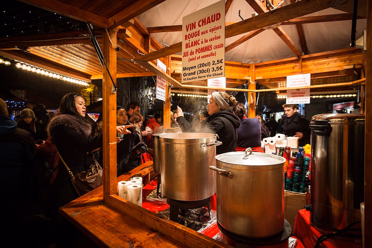 Glühweinkraam op de kerstmarkt in de avond