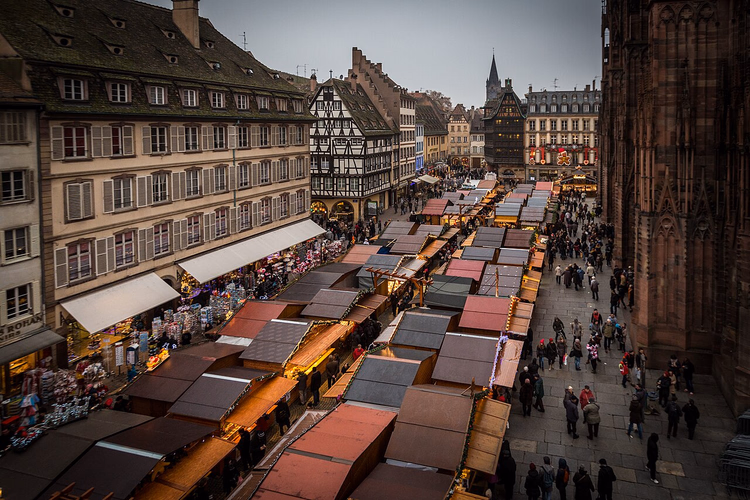 Kerstmarkt op het plein bij de kathedraal van Straatsburg