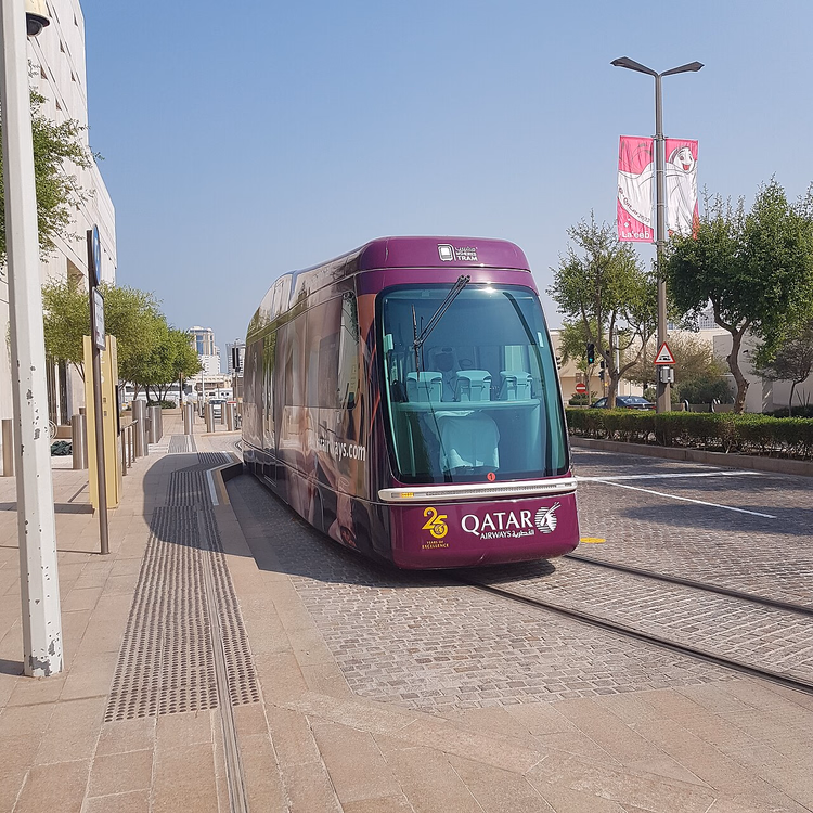 Trikk i en gate i Msheireb-distriktet i Doha