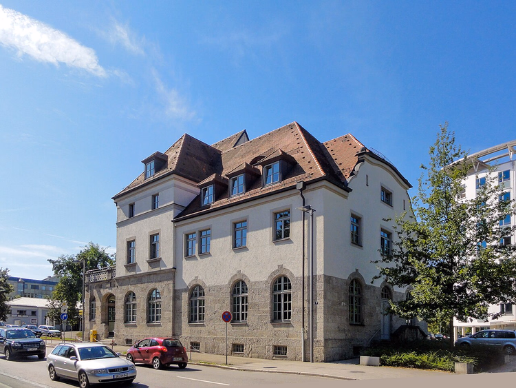 Historisches Gebäude an einer Straße in Straubing