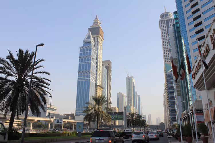 Dubai-gate med skyskrapere, palmer og et Jumeirah-skilt