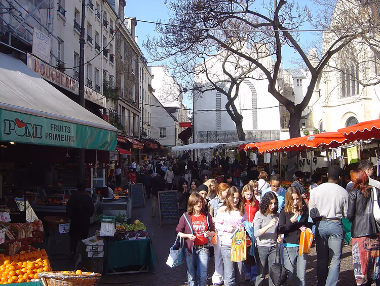 Straßenmarkt in der Rue Mouffetard in Paris