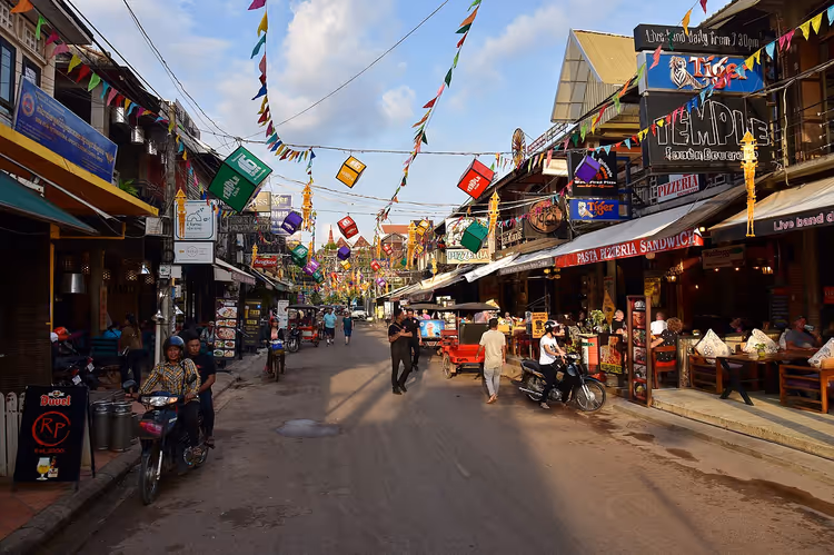 Siem Reap'ta kafeler ve tabelalarla dolu sokak
