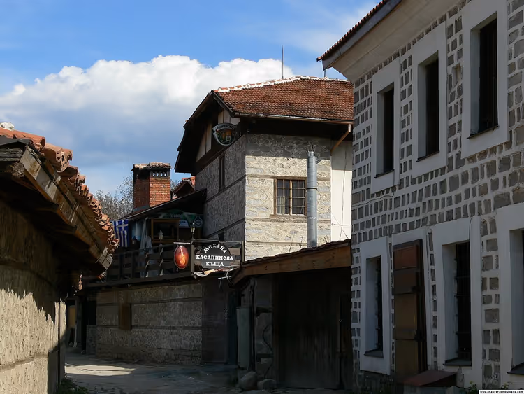 Старая улица Банско с каменными домами