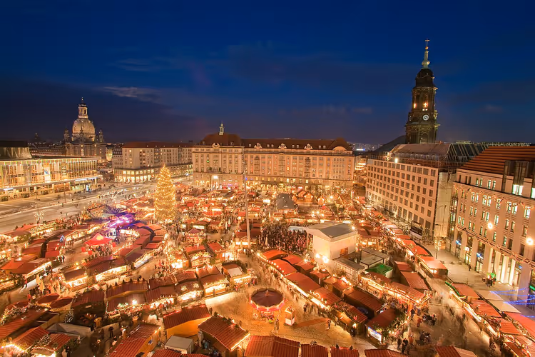 Striezelmarkt-Weihnachtsmarkt in Dresden im Winter