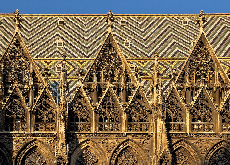 Gemustertes Ziegeldach des Stephansdoms in Wien