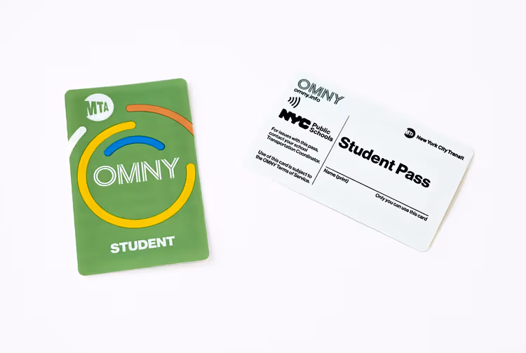 بطاقتا OMNY للطلاب: واحدة خضراء وأخرى بيضاء
