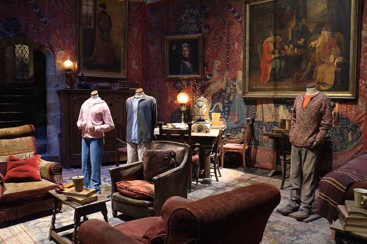 Décor de la salle commune de Gryffondor avec costumes de personnages dans le studio
