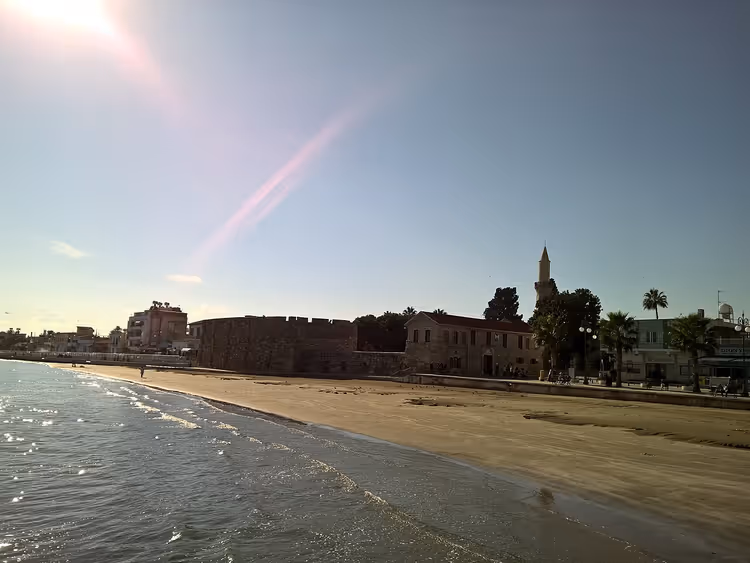 Plage de Finikoudes et château de Larnaca