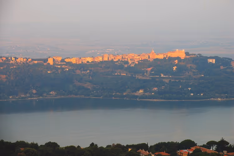 Panorama de Castel Gandolfo au-dessus du lac Albano