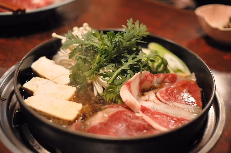 Sukiyaki mit Rindfleisch, Tofu und Gemüse