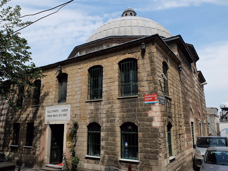 Steinbygningen til Suleymaniye-hammamen med en kuppel