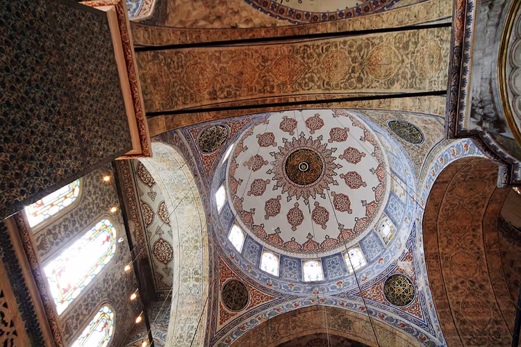 Kuppel und Innenbemalung der Blauen Moschee