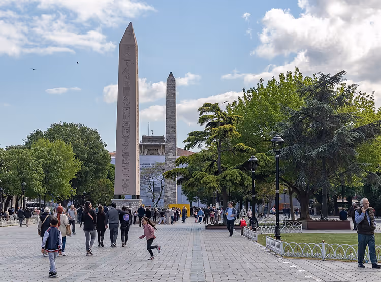 Sultanahmet-plassen med gamle obelisker og turister