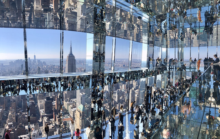 SUMMIT spiegelkamer met uitzicht op het Empire State Building