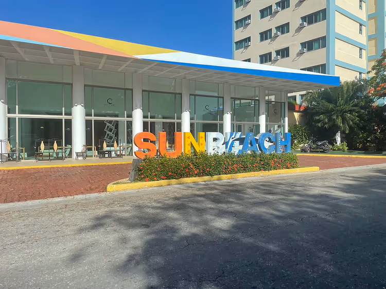 Sun Beach Hotel-skilt i Varadero ved inngangen