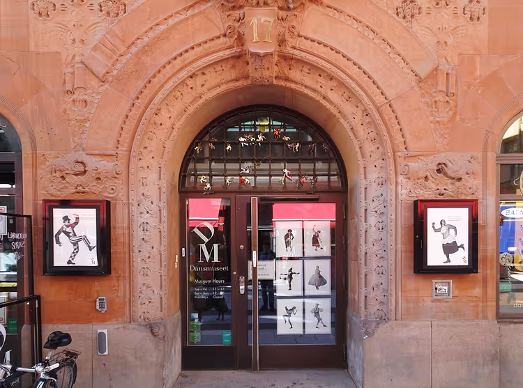 Ingang van Dansmuseet met dansersposters