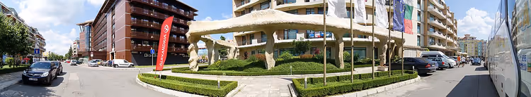 Bulgaristan'da otellerle dolu tatil beldesi sokağı