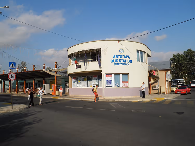 Bussholdeplassen ved feriestedet Sunny Beach en sommerdag