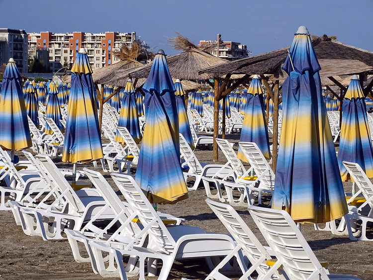 Solstoler og stripete parasoller på Sunny Beach