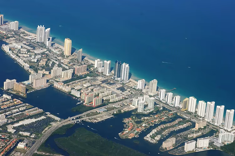 Sunny Isles Beach'in havadan görünümü