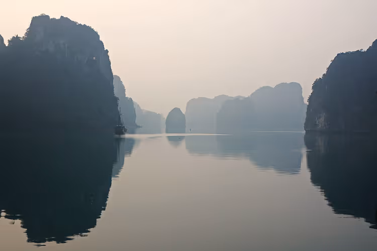 Sabah pusunda Ha Long Körfezi'nin karst kayalıkları