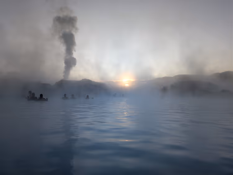 Şafak vakti Blue Lagoon'un süt beyazı suyunda banyo yapanlar