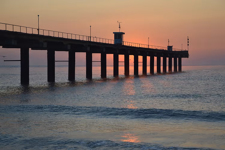 Pier bij zonsopgang in Shkorpilovtsi, Bulgarije