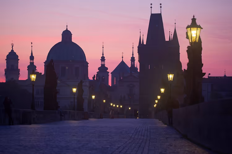 Sonnenaufgang über der Karlsbrücke in Prag