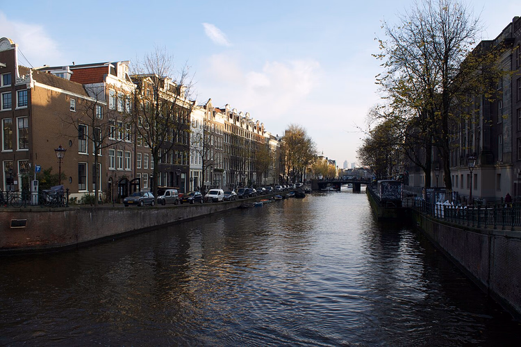 Canale di Amsterdam con case e un ponte