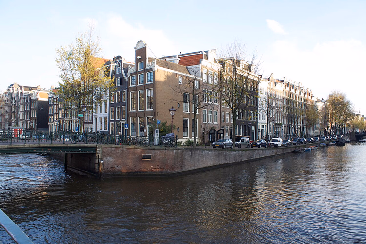 Historische Häuser an einer Grachtenecke in Amsterdam
