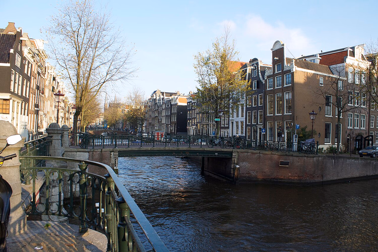 Brücke über eine Gracht in Amsterdam im Herbst