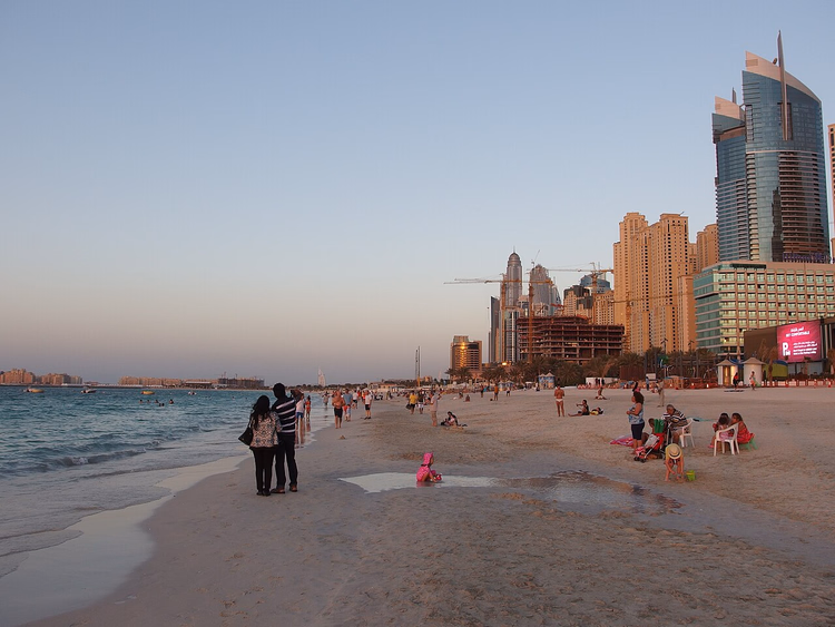 JBR-familjestranden i Dubai ved solnedgang