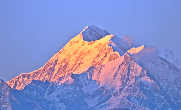 Pico Trishul ao pôr do sol