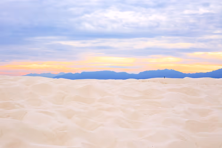 Gün batımında White Sands'in beyaz kum tepeleri