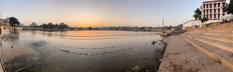 Panorama des Pushkar-Sees bei Sonnenuntergang mit Ghats
