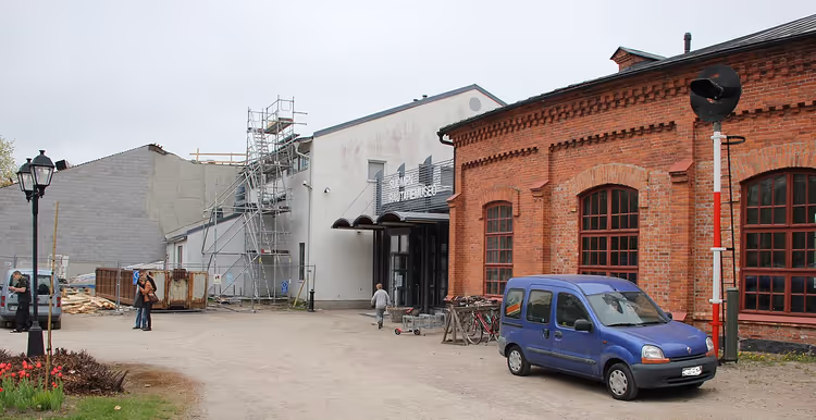 Gårdsplassen ved Finlands jernbanemuseum med en mursteinsbygning