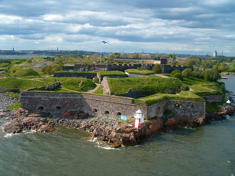 Deniz kıyısındaki kayalık bir adada Suomenlinna burçları
