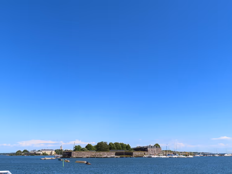 Panorama van de vesting Suomenlinna vanaf zee
