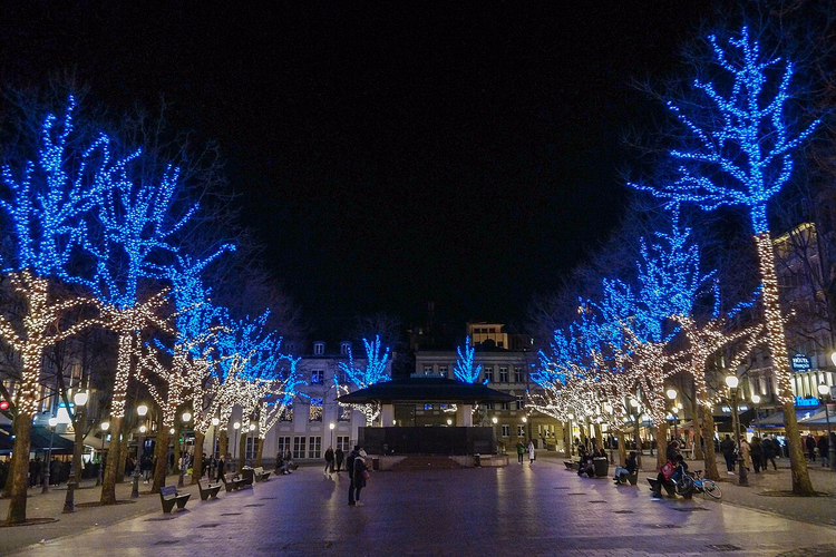 Plein in Luxemburg met feestverlichting 's nachts