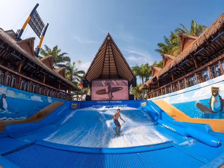 Surfer på en kunstig bølge i Aquaverse vannpark
