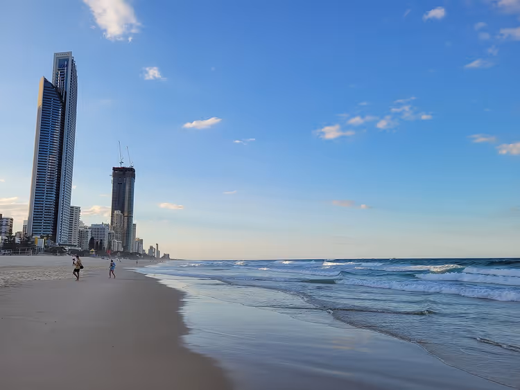 Surfers Paradise Beach med høyhusene på Gold Coast