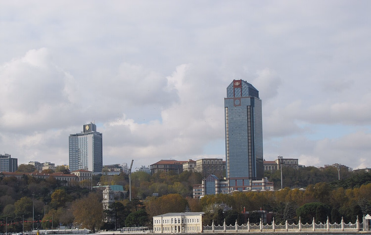 Стеклянная башня Süzer Plaza над берегом Босфора