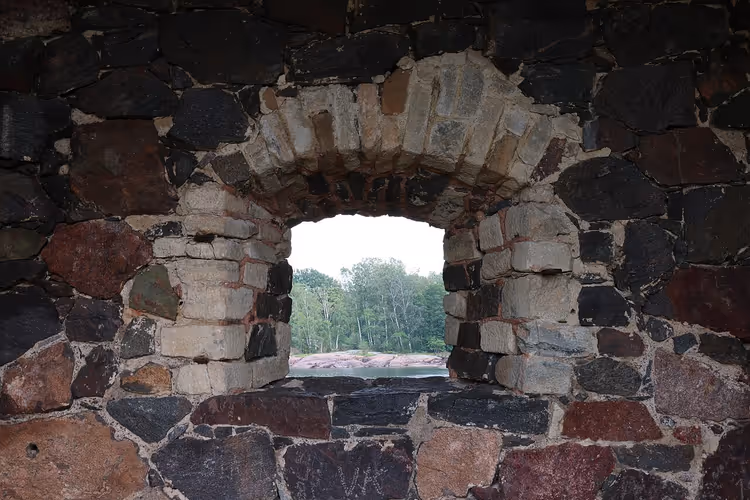 Stenen muur van de vesting Suomenlinna met een boogopening