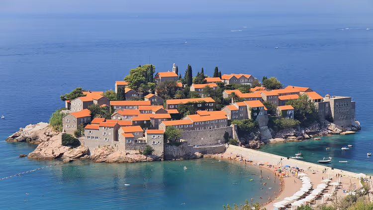 Sveti Stefan eiland met rode daken en de zee
